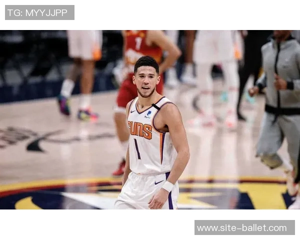 布克半场表现稳定9投4中砍下13分外加1篮板3助攻1抢断助力球队争胜