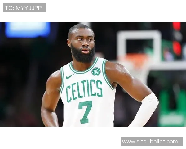 杰伦布朗荣获ESSENCE风云男士称号展现球场内外的卓越贡献